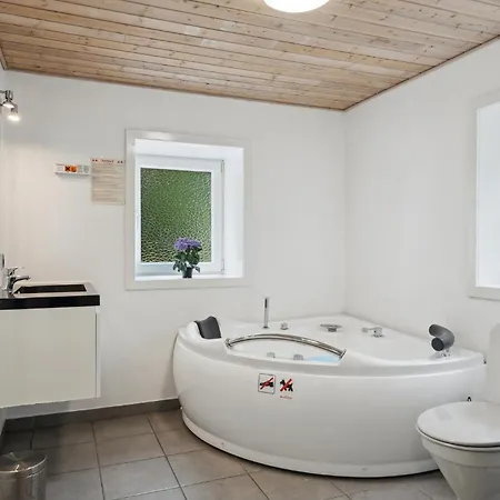 Pet Friendly In With Kitchen Omme