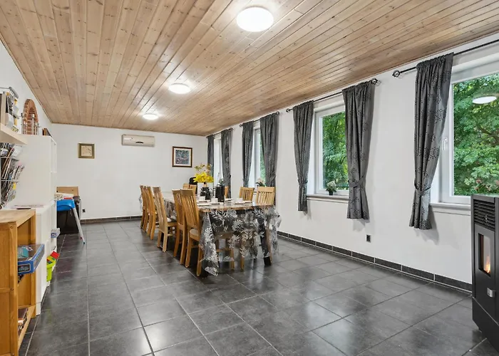 7 Bedroom Stunning In *